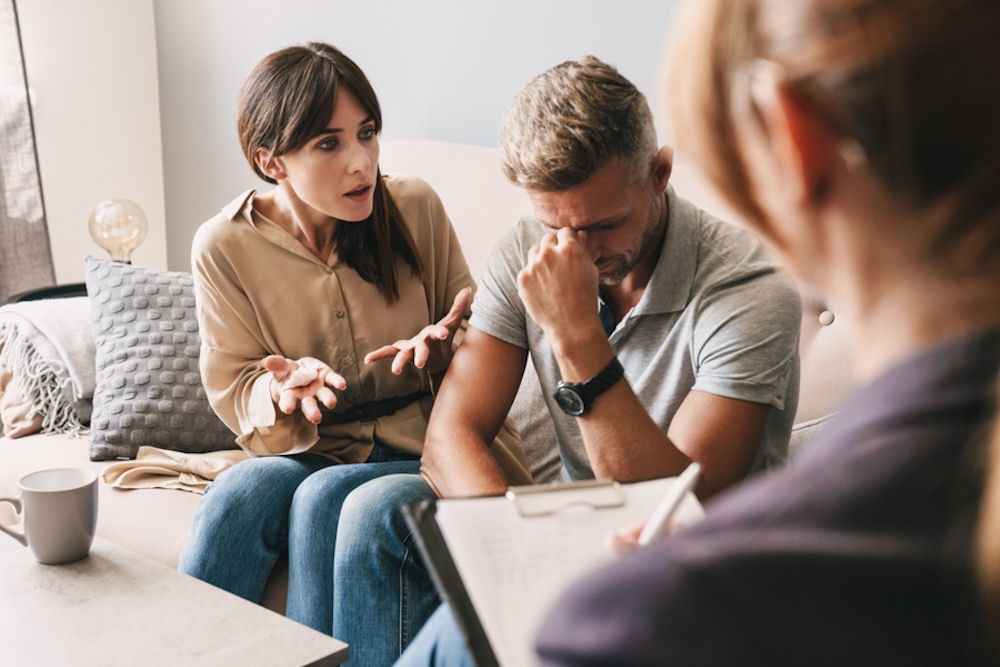 Couple in therapy discussing the link between bipolar disorder and substance abuse